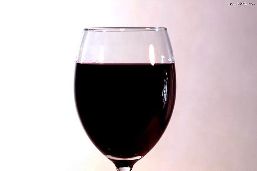 透明的高脚红酒杯图片