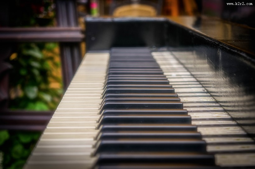 钢琴的黑白键盘图片