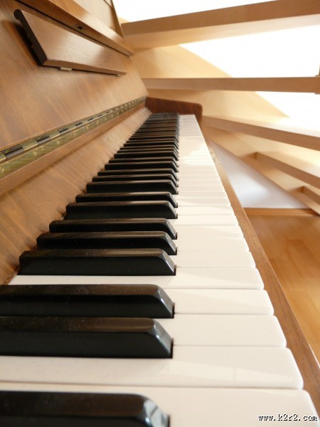 钢琴的黑白键盘图片