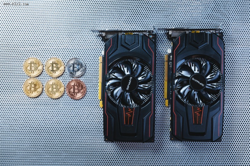 虚拟货币和图形板放在一起图片