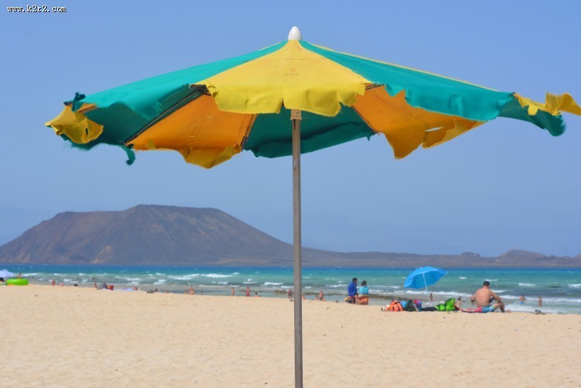 海滩上的太阳伞图片