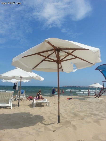 海滩上的太阳伞图片