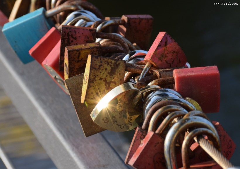 一串挂在钢筋上的锁图片