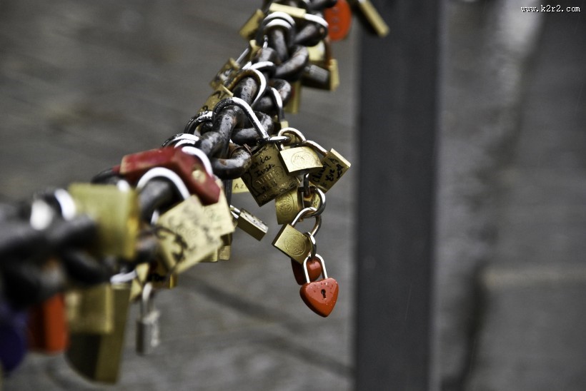 一串挂在钢筋上的锁图片