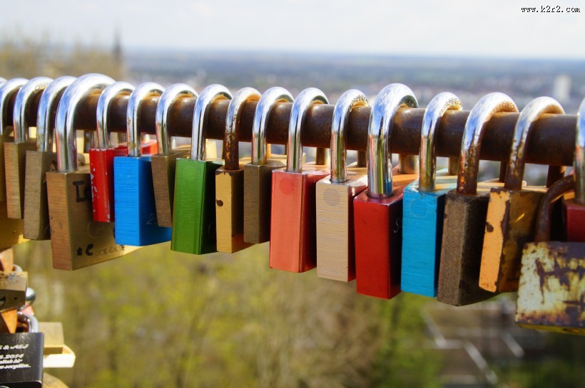 一串挂在钢筋上的锁图片