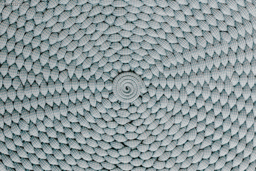 笔记本电脑放在蓝色坐垫上的图片