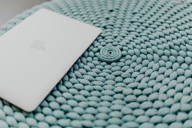 笔记本电脑放在蓝色坐垫上的图片