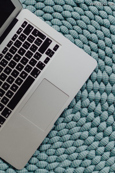 笔记本电脑放在蓝色坐垫上的图片