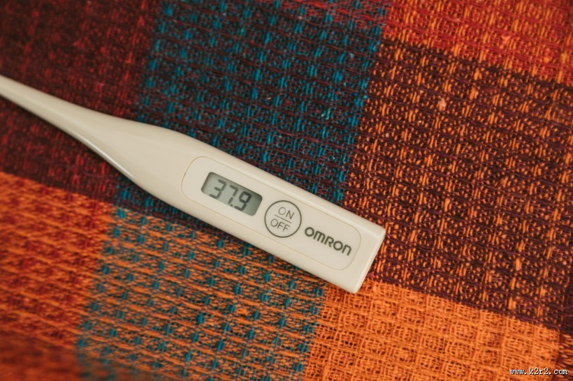 测量体温的数字体温计图片