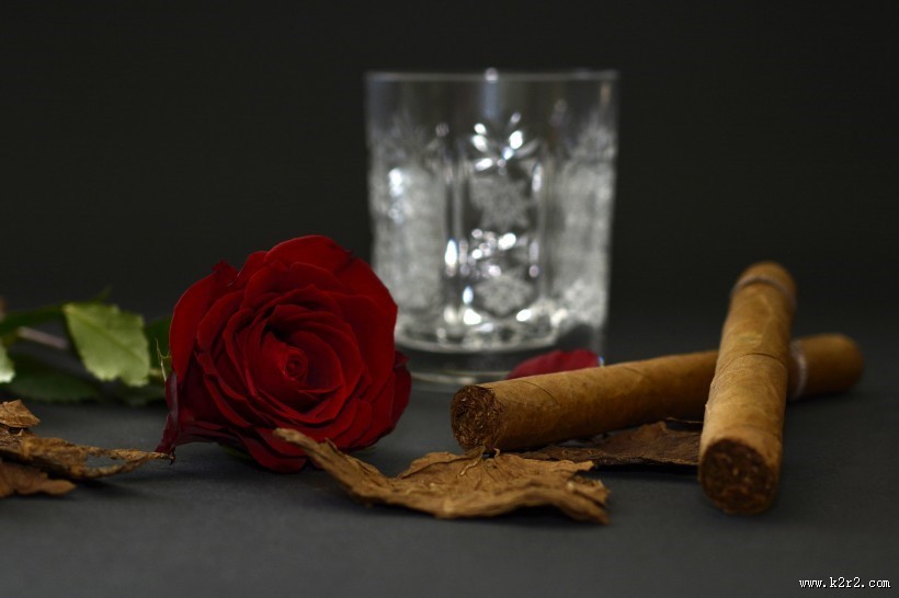 雪茄、玫瑰和啤酒放置一起图片