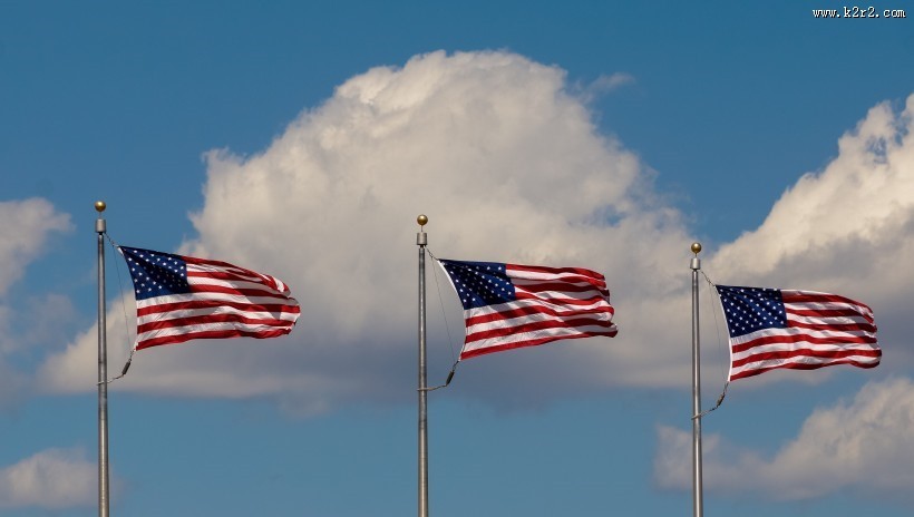 旗杆上的飘扬的美国国旗图片大全