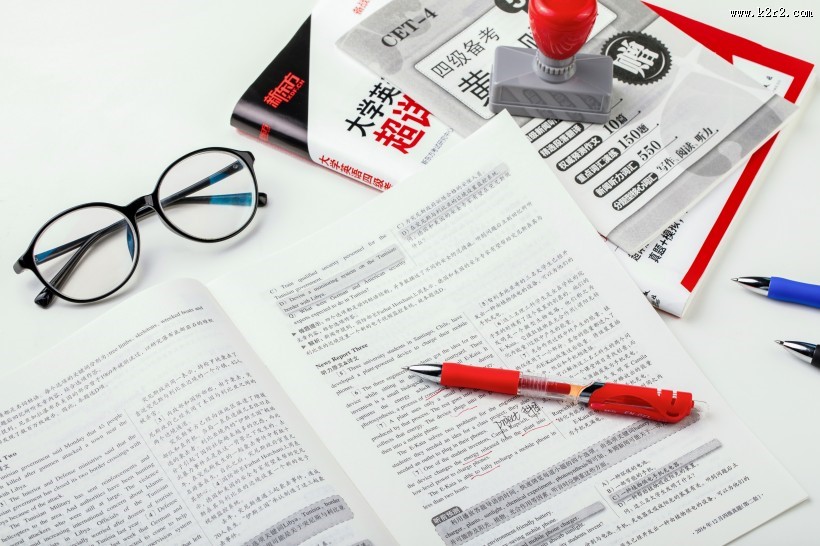 放在桌上的学习文具图片