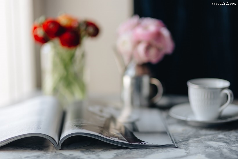 桌上的杂志和鲜艳的鲜花图片