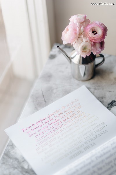 桌上的杂志和鲜艳的鲜花图片