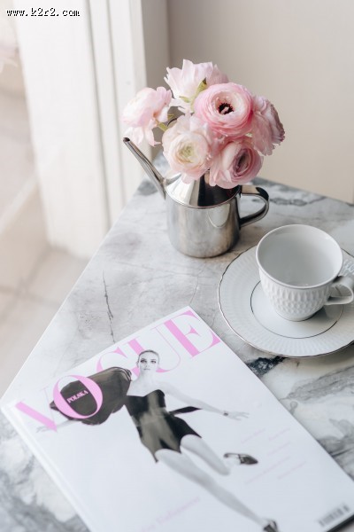 桌上的杂志和鲜艳的鲜花图片