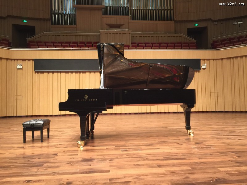 放置的钢琴与琴凳图片