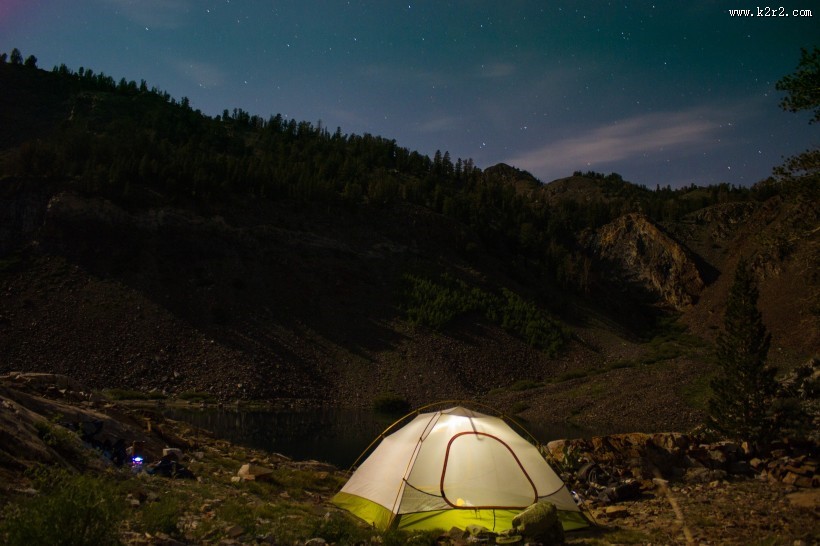 夜晚露营的帐篷图片
