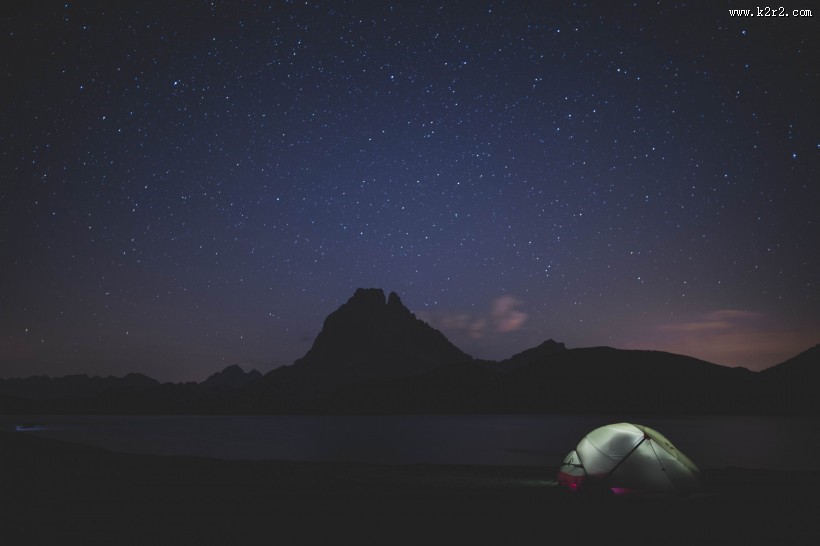 夜晚露营的帐篷图片