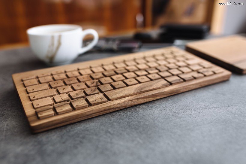 桌上的木制键盘图片