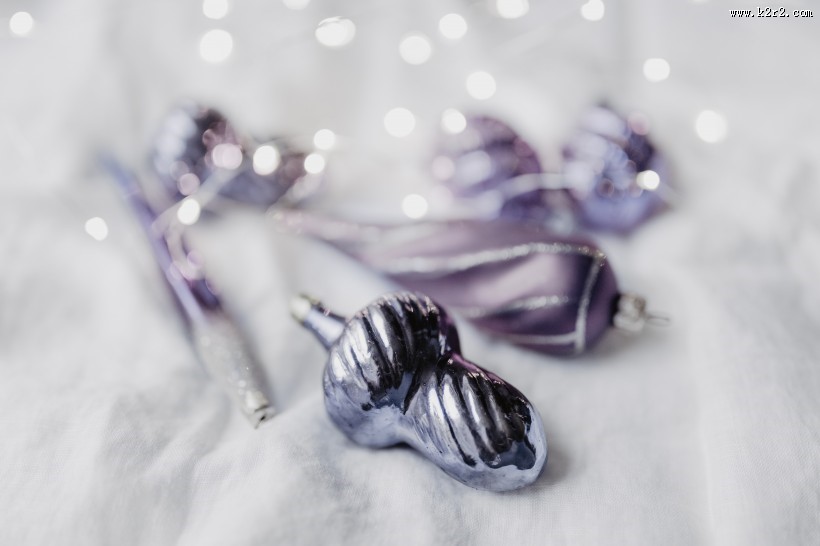 亮紫色的圣诞树饰品图片