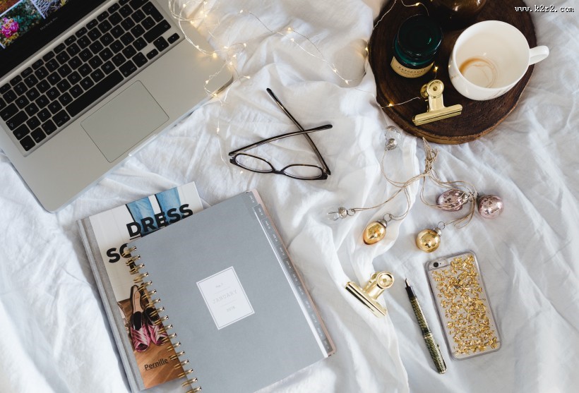 床上杂乱的书籍图片