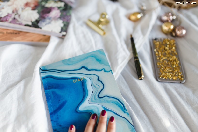 床上杂乱的书籍图片