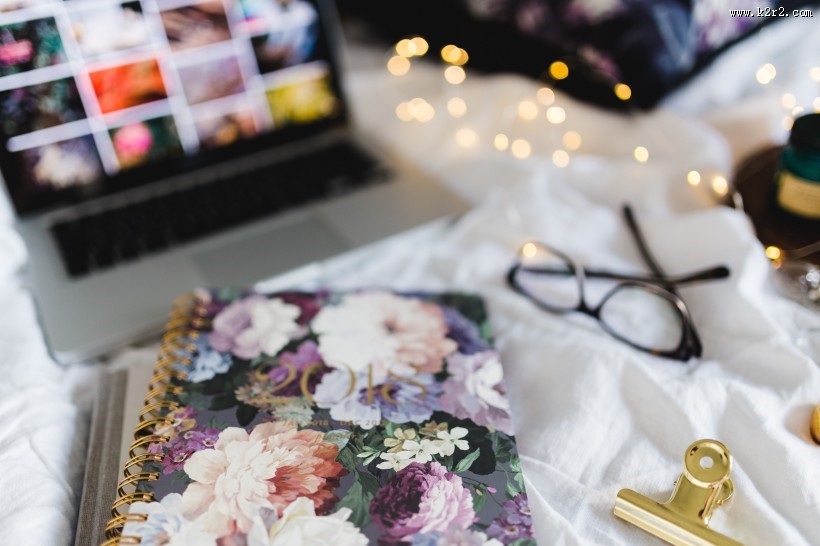 床上杂乱的书籍图片