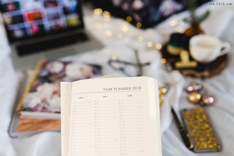 床上杂乱的书籍图片