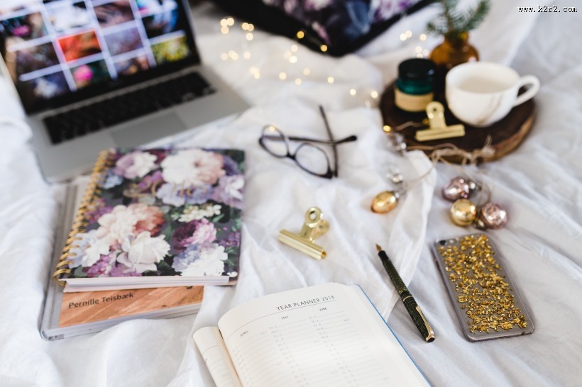 床上杂乱的书籍图片