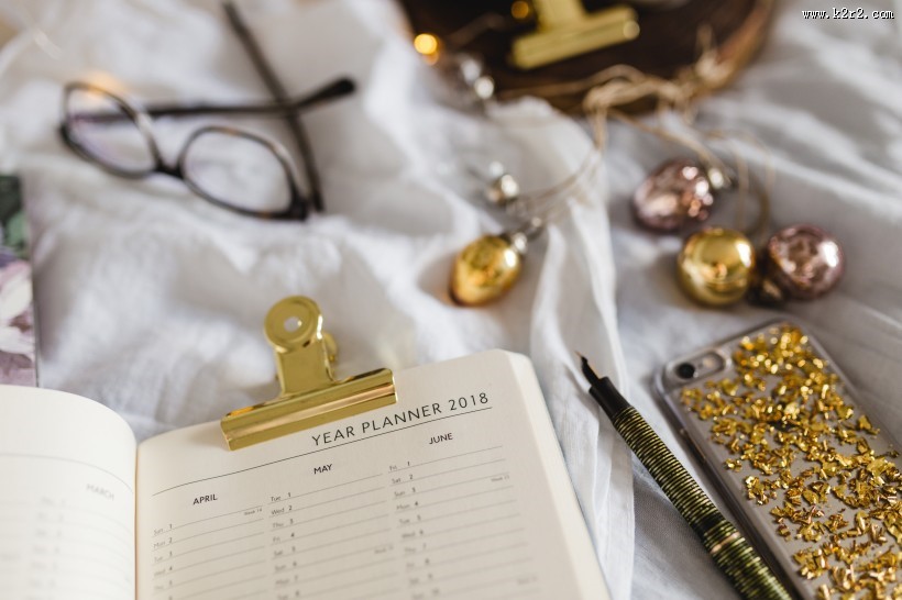 床上杂乱的书籍图片