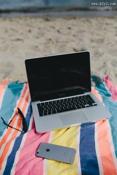 沙滩上的电脑和手机的图片