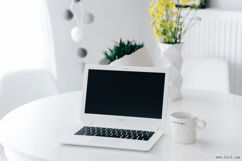 白色笔记本摆放在桌面上的图片