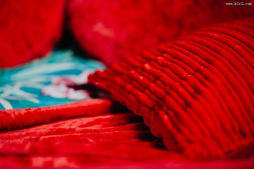 浪漫的红色床单图片