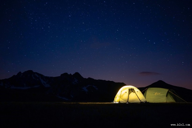 旅行搭建的帐篷图片