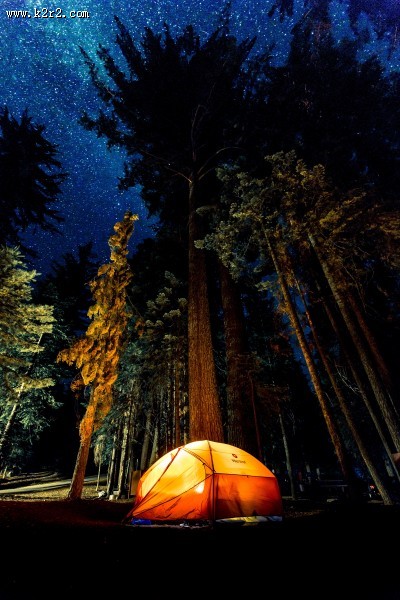 旅行搭建的帐篷图片