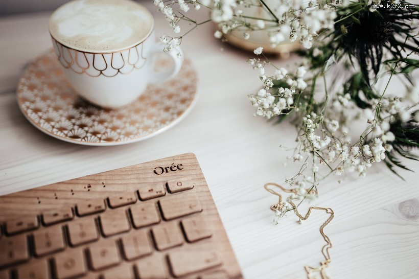 木制键盘的特写图片