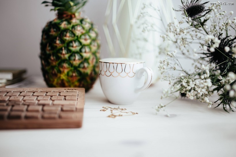 木制键盘的特写图片