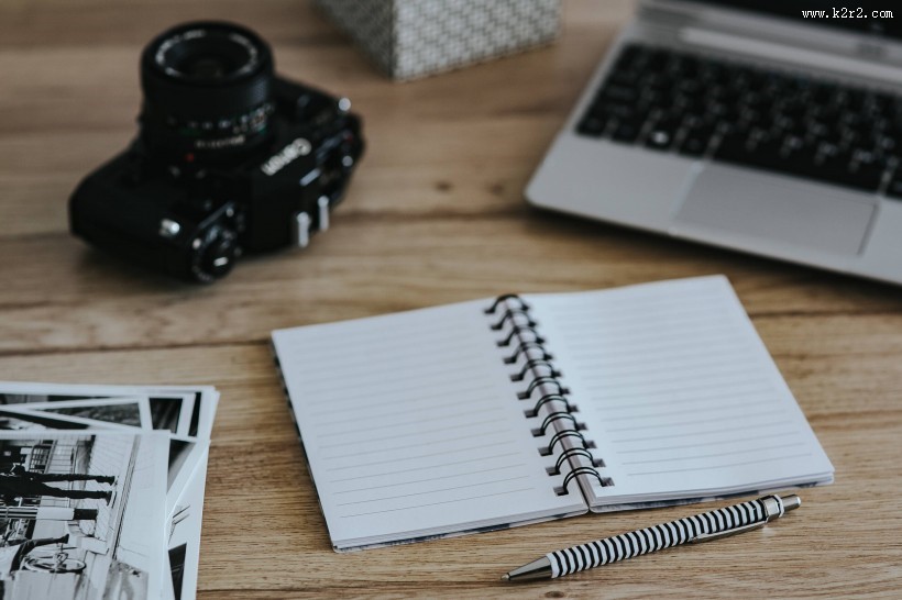 苹果笔记本电脑放在桌上的图片