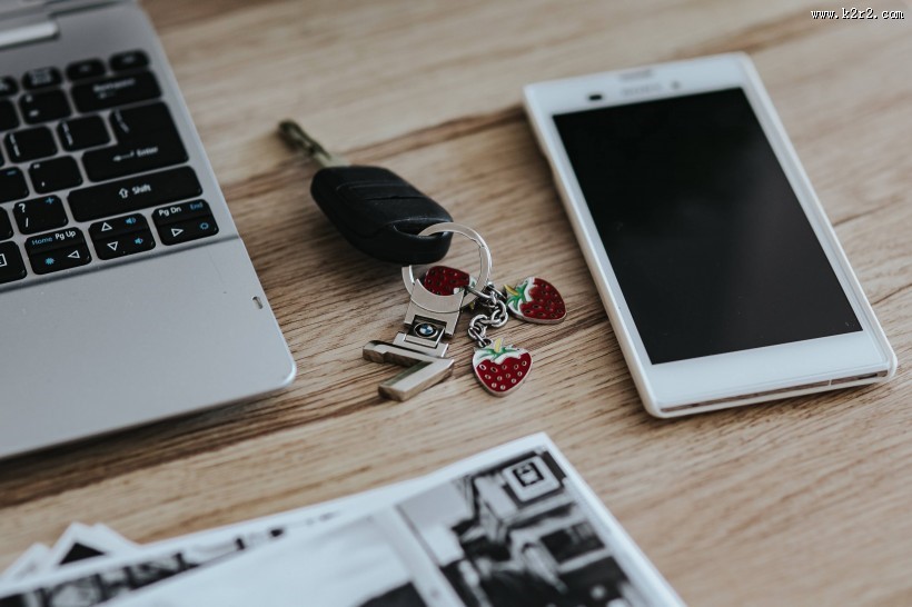 苹果笔记本电脑放在桌上的图片