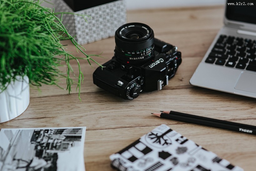 苹果笔记本电脑放在桌上的图片