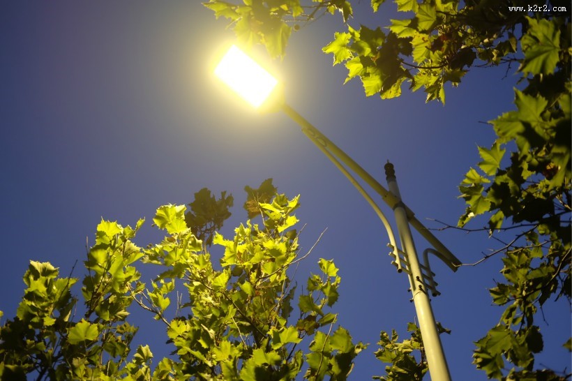 照亮黑夜的灯的图片