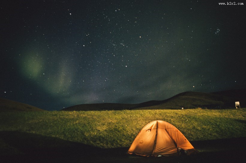 搭在户外的帐篷图片