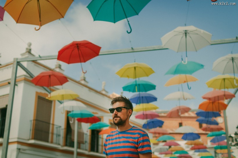 颜色各异的雨伞图片大全