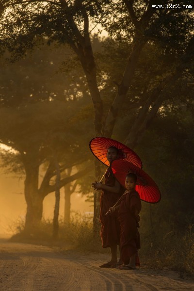 手里撑着伞的人图片大全
