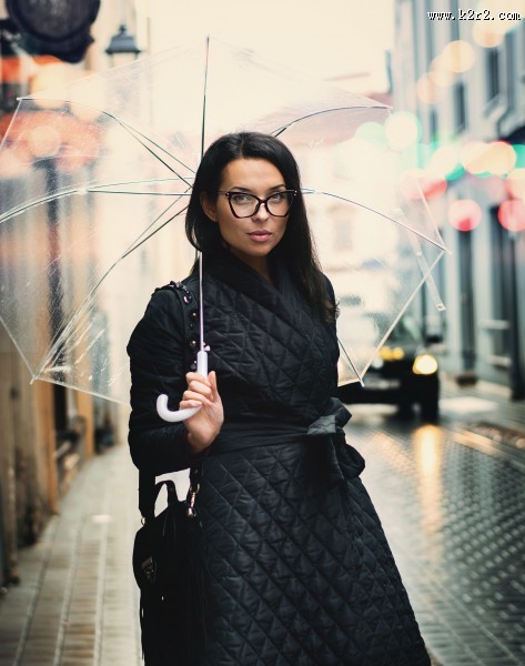 手里撑着伞的人图片大全