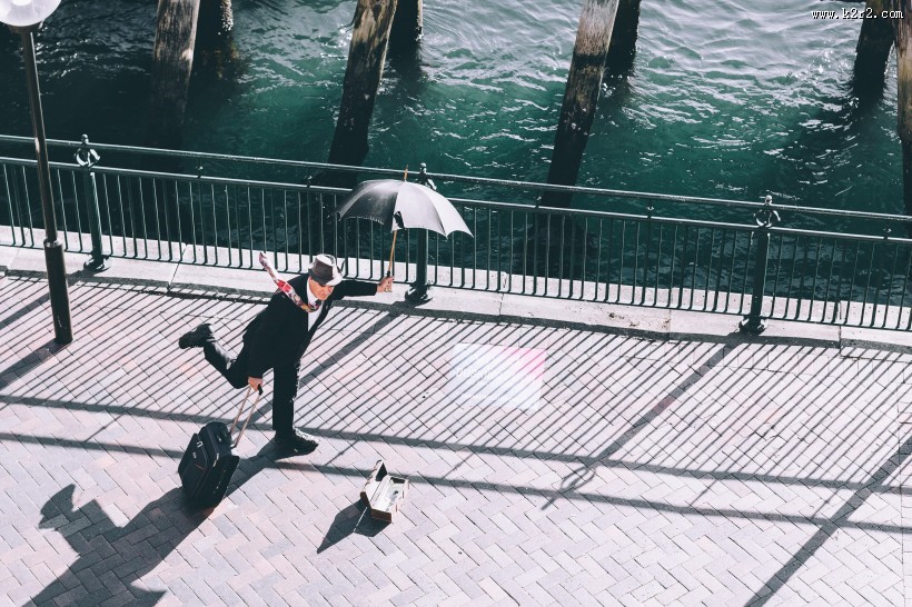 手里撑着伞的人图片大全