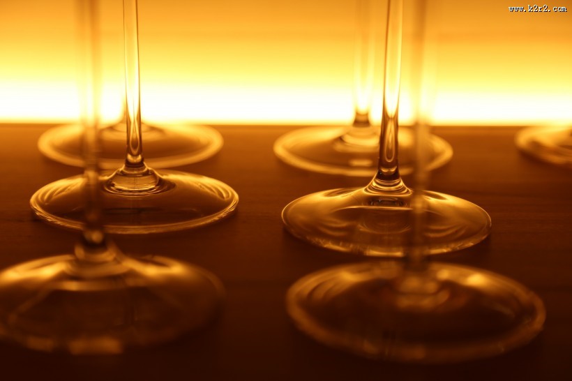 有情调的高脚杯图片