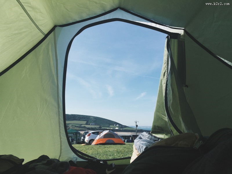 野外搭建的帐篷图片
