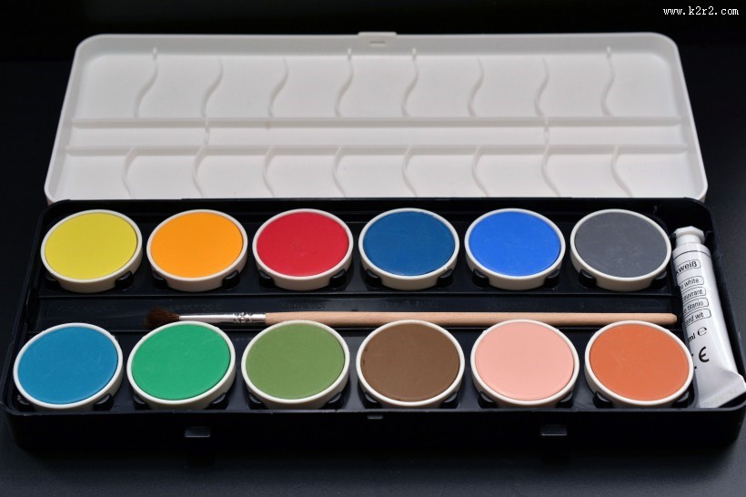 画画用的调色板和颜料盒图片