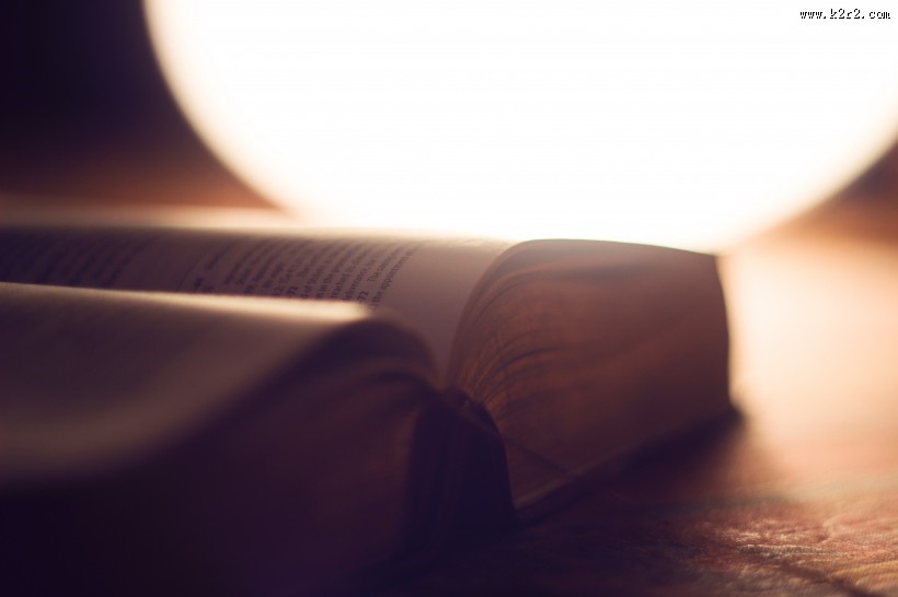 一本被翻开的英语书图片